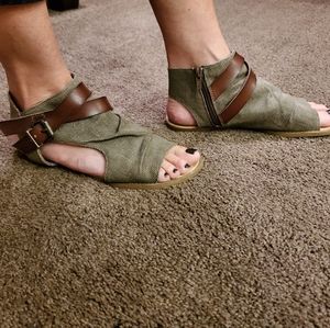 Ankle gladiator sandal